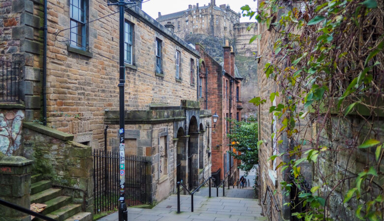 the Vennel in Edinburgh with views of the castle, one of the things to see on a 3 day Edinburgh itinerary