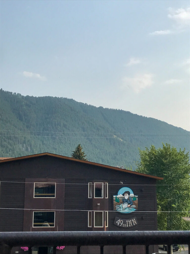 49er Inn motel sign with mountain in back